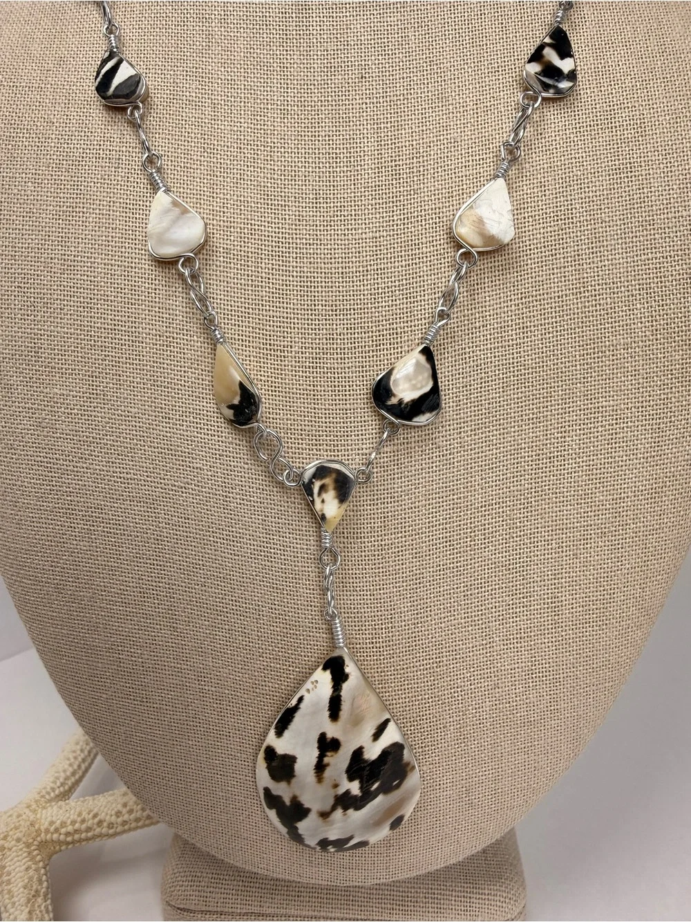 Teardrop Shell Pendant Necklace in Cream and Black - Women Jewelry